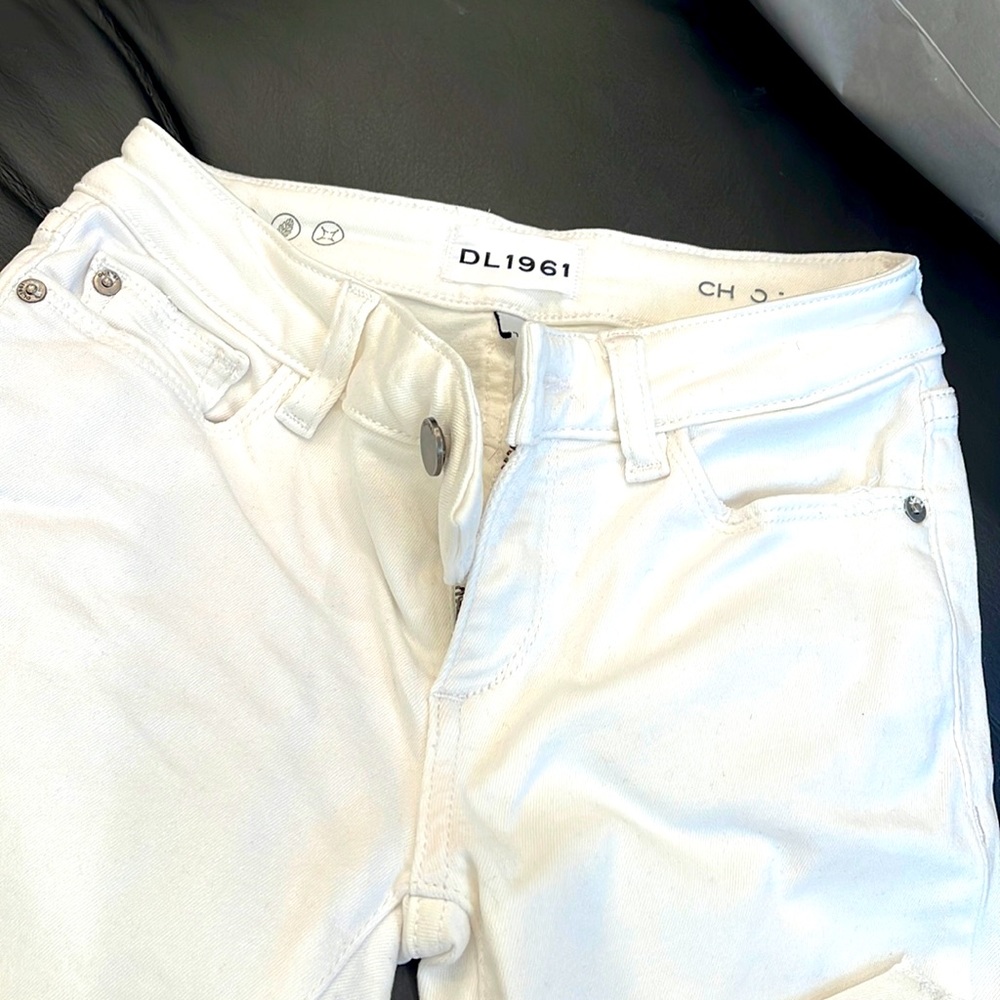 ⭐️Chic White DL1961 Jeans w/ Frayed hem and knee + Pristine Condition ✨